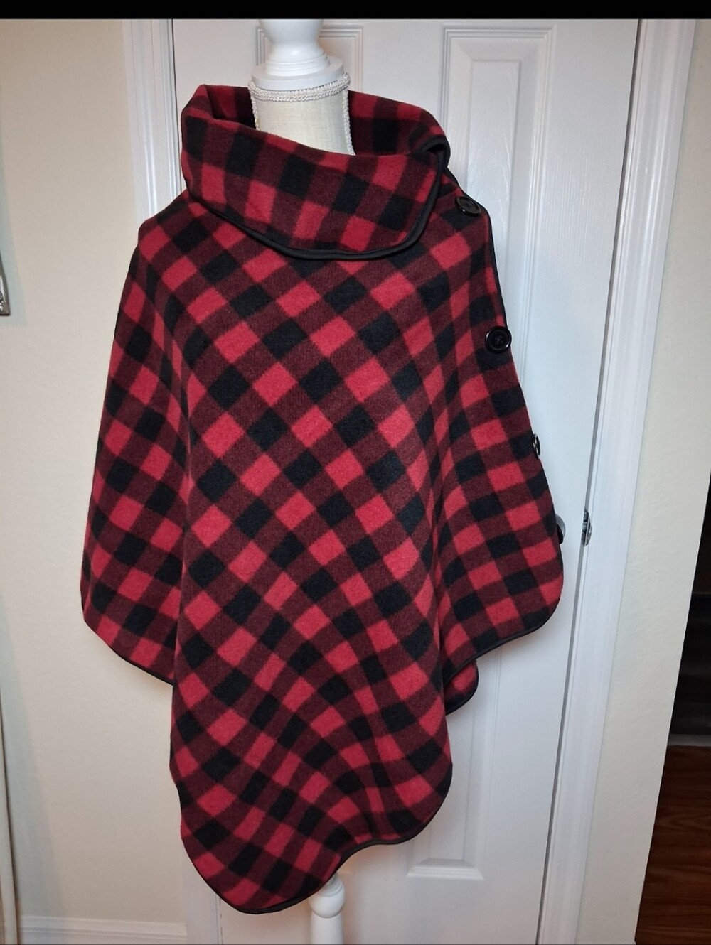 La Moda Womens Buffalo Plaid Fleece Capelet/Ponco Red/Black w/Side Buttons OS